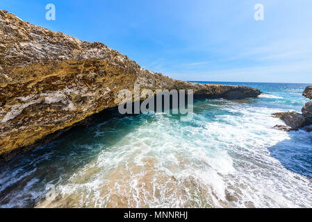 Shete Boka National park - un paysage extraordinaire paysage autour de la petite île antillaise de Curaçao dans les îles ABC - le fracas des vagues sur la plage et Banque D'Images