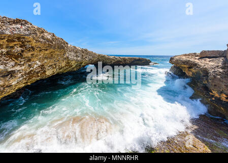 Shete Boka National park - un paysage extraordinaire paysage autour de la petite île antillaise de Curaçao dans les îles ABC - le fracas des vagues sur la plage et Banque D'Images