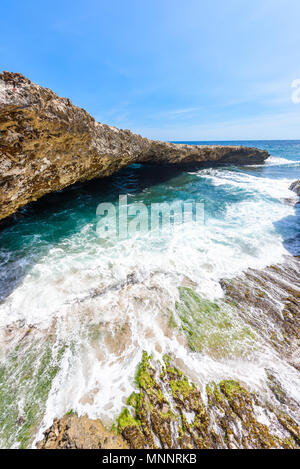 Shete Boka National park - un paysage extraordinaire paysage autour de la petite île antillaise de Curaçao dans les îles ABC - le fracas des vagues sur la plage et Banque D'Images