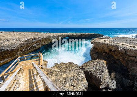 Shete Boka National park - un paysage extraordinaire paysage autour de la petite île antillaise de Curaçao dans les îles ABC - le fracas des vagues sur la plage et Banque D'Images