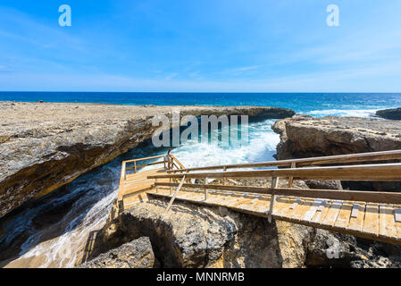 Shete Boka National park - un paysage extraordinaire paysage autour de la petite île antillaise de Curaçao dans les îles ABC - le fracas des vagues sur la plage et Banque D'Images