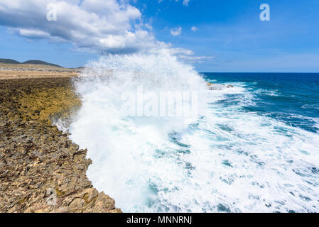 Shete Boka National park - un paysage extraordinaire paysage autour de la petite île antillaise de Curaçao dans les îles ABC - le fracas des vagues sur la plage et Banque D'Images