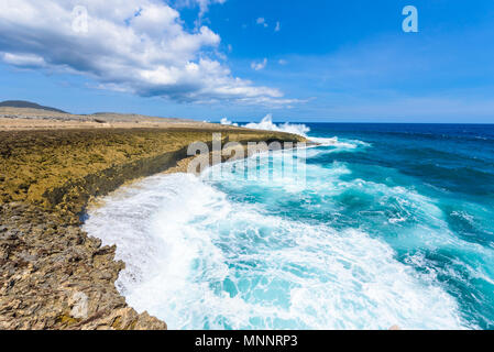 Shete Boka National park - un paysage extraordinaire paysage autour de la petite île antillaise de Curaçao dans les îles ABC - le fracas des vagues sur la plage et Banque D'Images