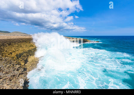 Shete Boka National park - un paysage extraordinaire paysage autour de la petite île antillaise de Curaçao dans les îles ABC - le fracas des vagues sur la plage et Banque D'Images