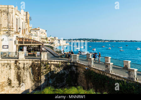 Syracuse, Italie - 17 août 2017 : Promenade et fontaine de Arethusa ( Fonte Aretusa) avec les gens autour de la vieille ville de la ville historique de Sir Banque D'Images