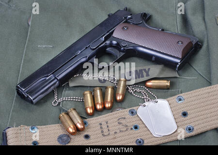 Gouvernement Colt M1911 avec l'uniforme de l'armée US texture background Banque D'Images