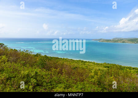 Vue de Shirley Heights à la côte d'Antigua, paradise bay à l'île tropicale dans la mer des Caraïbes Banque D'Images