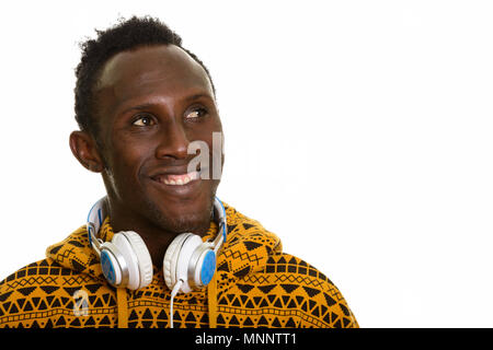 Young happy African man smiling et portant des headphon Banque D'Images