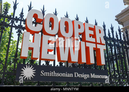 New York, USA - 6 mai 2018 : le signe du Cooper Hewitt design Smithsonian, Museumlocated dans le Upper East Side's Museum Mile à Manhattan, New York. Banque D'Images