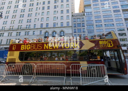 New York, USA - 6 mai 2018 : les touristes à cheval sur Big Bus New York, en Midtown Manhattan, NYC Banque D'Images