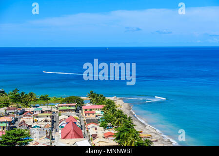 467 - Village sur l'île caribéenne de Sainte-Lucie. C'est une destination paradisiaque avec une plage de sable blanc et mer turquoiuse. Banque D'Images