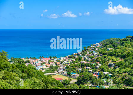 467 - Village sur l'île caribéenne de Sainte-Lucie. C'est une destination paradisiaque avec une plage de sable blanc et mer turquoiuse. Banque D'Images