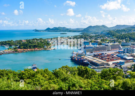 Castries, Sainte-Lucie - la côte Tropical Beach sur l'île caribéenne de Sainte-Lucie. C'est une destination paradisiaque avec une plage de sable blanc et turquoiuse Banque D'Images