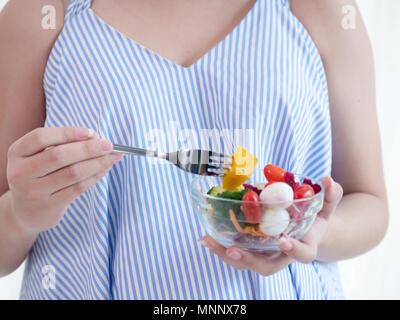 Femme enceinte manger sain salade fraîche,une alimentation saine pendant la grossesse Banque D'Images