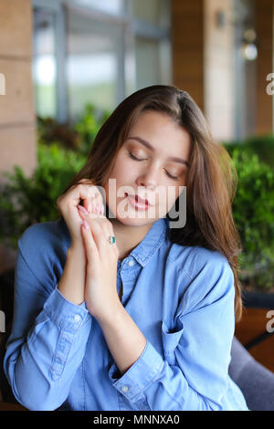 Portrait de jolie femme avec le maquillage de tous les jours le port de jeans et chemise. Banque D'Images