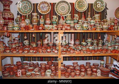 Un large choix de produits céramiques sur l'étagère du magasin. Vente de poterie Banque D'Images