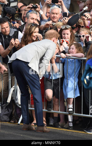 La photo doit être crédité ©Presse Alpha 079965 18/05/2018 Le prince Harry rencontre des membres du public à l'extérieur du château de Windsor dans le Berkshire avant le mariage de Harry demain. Banque D'Images