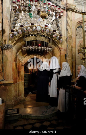 Moniales orthodoxes russes entrant dans l'Edicule récemment restauré, qui entoure ce que l'on pense être le tombeau de Jésus Christ, à l'intérieur de l'église du Saint-Sépulcre à Jérusalem. L'église contient les deux sites plus saint dans le christianisme : le site où Jésus de Nazareth a été crucifié ainsi que le site du tombeau vide de Jésus, où il aurait été enterré et ressuscité. Banque D'Images