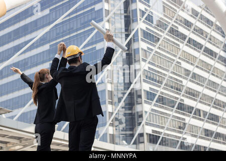 L'équipe de coordination de la main et de l'ingénierie sur sky man infront de Bank Building, Office après réussite d'un projet Banque D'Images