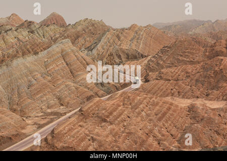 Tour bus roulant à travers le pittoresque parc géologique de Relief Danxia Zhangye, Gansu, Chine Banque D'Images