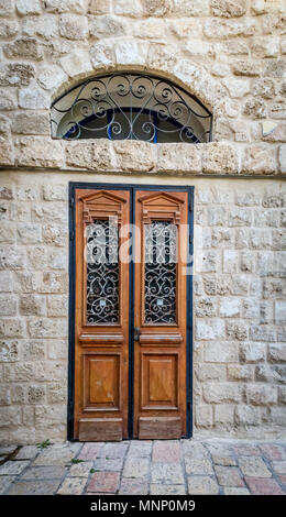 Old Vintage double porte avec détails décoratifs dans la vieille ville de Jaffa, Israël Banque D'Images