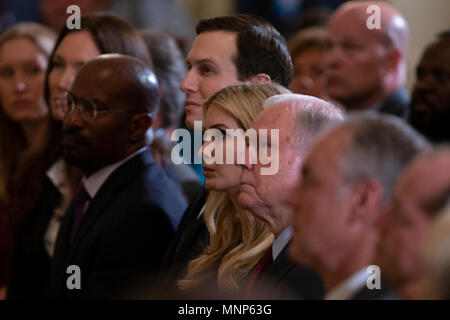 De gauche à droite, Conseiller spécial du Président Jared Kushner, Conseiller spécial du Président Ivanka Trump, et Procureur général Jeff Sessions, regardent le président des Etats-Unis, Donald J. Trump parle au cours d'une réforme des prisons Sommet à l'entrée de la Maison Blanche à Washington, DC Le 18 mai 2018. Crédit : Alex Edelman/CNP /MediaPunch Banque D'Images