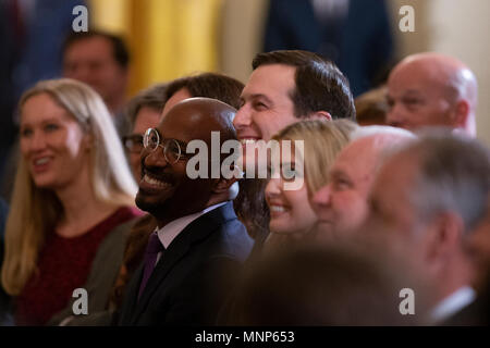 De gauche à droite, commentateur de CNN Van Jones, conseiller spécial du Président Jared Kushner, et conseiller spécial du Président Ivanka Trump, sourire alors que le Président des Etats-Unis, Donald J. Trump parle au cours d'une réforme des prisons Sommet à l'entrée de la Maison Blanche à Washington, DC Le 18 mai 2018. Crédit : Alex Edelman/CNP /MediaPunch Banque D'Images