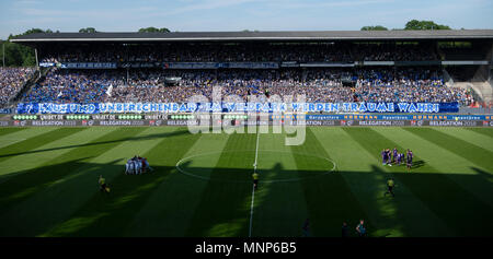 Karlsruhe, Allemagne. 18 mai, 2018. Sommaire Aperçu du stade Wildparkstadion, KSC, Wildlife park. KSC Fans avec transparence : Puissant et imprévisible - rêves dans le Wildlife park. GES/Soccer/relégation : Karlsruher SC - FC Erzgebirge Aue, 18.05.2018 - relégation Football/soccer : Karlsruher SC vs FC Erzgebirge Aue, Karlsruhe, le 18 mai 2018 - | Conditions de crédit dans le monde entier : dpa/Alamy Live News Banque D'Images