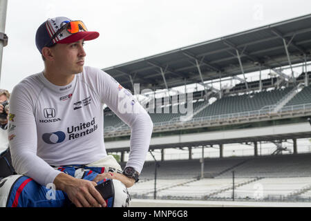 Indianapolis, Indiana, USA. 18 mai, 2018. GRAHAM RAHAL (15) de la United States sort à son stand bloquer en cours ''Fast Vendredi'' pratique pour l'Indianapolis 500 à l'Indianapolis Motor Speedway à Indianapolis, Indiana. Crédit : Chris Owens Asp Inc/ASP/ZUMA/Alamy Fil Live News Banque D'Images