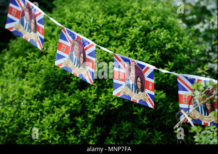 Windsor, Royaume-Uni. 18 mai 2018. Bunting est considérée comme des préparations pour le mariage entre le Prince Harry et Meghan Markle sur 19 peut continuer. Des dizaines de milliers de personnes sont attendues pour visiter la ville pour ce qui a été annoncé comme le mariage de l'année. Crédit : Stephen Chung / Alamy Live News Banque D'Images