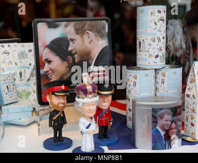 Windsor, en Grande-Bretagne. 18 mai, 2018. Souvenirs du Britannique, le prince Harry et américains sont sur actrice Meghan Markle afficher dans une vitrine un jour avant le mariage royal à Windsor, en Grande-Bretagne, le 18 mai 2018. Le Prince Harry de Grande-Bretagne et des États-Unis le mariage de l'actrice Meghan Markle aura lieu le 19 mai à la Chapelle St George du château de Windsor. Credit : Han Yan/Xinhua/Alamy Live News Banque D'Images