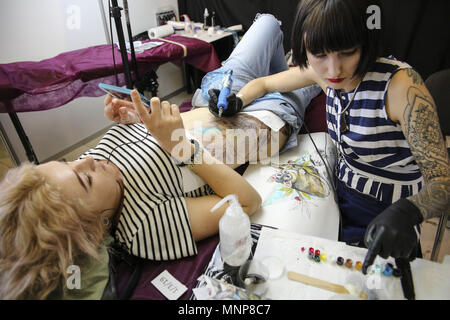 Kiev, Ukraine. 18 mai, 2018. Artiste de tatouage tatouage fait un festival de présence lors de la Convention internationale de tatouages 14e Convention Internationale de tatouages "Tattoo Collection 2018.' Credit : Sergii Kharchenko/ZUMA/Alamy Fil Live News Banque D'Images