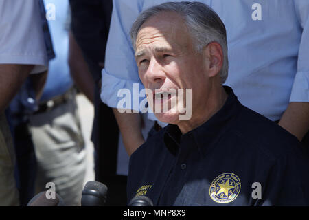 Santa Fe, USA. 18 mai, 2018. Gouverneur du Texas, Greg Abbott parle lors d'un point de presse à Santa Fe, New York, États-Unis, 18 mai 2018. Dix personnes ont été tuées et 10 autres blessées vendredi lorsqu'un étudiant armé d'un fusil et un revolver a ouvert le feu dans une école secondaire de l'État américain du Texas dans le dernier incident de la violence par arme à feu contre des élèves. Crédit : Steven Song/Xinhua/Alamy Live News Banque D'Images