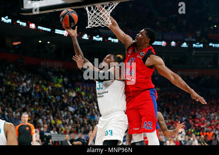 Belgrade. 18 mai, 2018. Trey Thompkins du Real Madrid (L) rivalise avec le CSKA Moscou's Kyle Hines lors d'Euroligue de basket-ball match de demi-finale 4 finale entre le CSKA Moscou et le Real Madrid à Belgrade, Serbie le 18 mai 2018. Le Real Madrid a gagné 92-83. Credit : Predrag Milosavljevic/Xinhua/Alamy Live News Banque D'Images