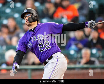 San Francisco, Californie, USA. 18 mai, 2018. Colorado Rockies catcher Chris Iannetta (22) montres sa balle aller faute, lors d'un match de baseball MLB entre les Rockies du Colorado et les Giants de San Francisco à AT&T Park à San Francisco, Californie. Valerie Shoaps/CSM/Alamy Live News Banque D'Images