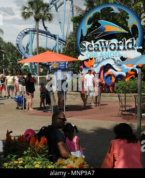 Orlando, Floride, USA. 18 mai, 2018. Les gens visiter SeaWorld Orlando à Orlando, Floride le 18 mai 2018, le premier jour du parc à thème a commencé à offrir gratuitement à ses invités la bière pour l'été. Le cadeau est limité à deux des 7 onces de bière par jour. Les sélections de la bière sera tournée jusqu'à ce que la transaction se termine le 2 septembre. Pendant des années, SeaWorld et sa sœur park, Busch Gardens Tampa Bay, offert gratuitement des échantillons de bière lorsqu'elles étaient détenues par Anheuser-Busch. Crédit : Paul Hennessy/Alamy Live News Banque D'Images