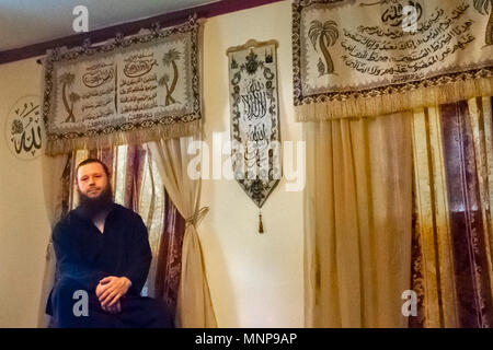 Keene, New Hampshire, USA. 18 mai, 2018. Imam William Coley pose pour une photo vendredi à la mosquée al-Latiff et Interfaith Community Centre de Keene, une installation qu'il a ouvert ses portes en décembre 2017. Crédit : Michael Plotczyk/Alamy Live News Banque D'Images