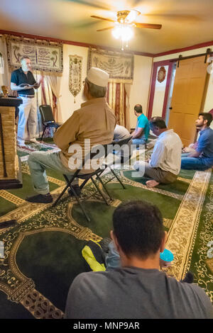 Keene, New Hampshire, USA. 18 mai, 2018. Le Dr Ahmad Alabadi, de Walpole, NH, parle aux participants vendredi lors d'un vendredi, ou le vendredi de prière, à la mosquée al-Latiff et Interfaith Community Centre de Keene. C'était la première du vendredi, ou le vendredi de prière au Centre pendant le mois du Ramadan musulman actuel. Crédit : Michael Plotczyk/Alamy Live News Banque D'Images