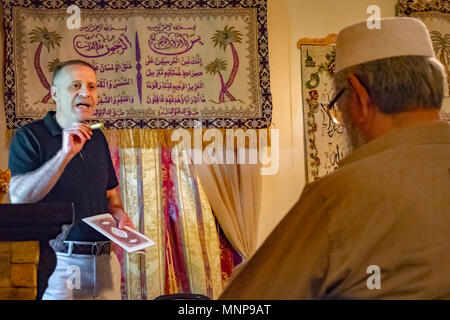 Keene, New Hampshire, USA. 18 mai, 2018. Le Dr Ahmad Alabadi, de Walpole, NH, parle aux participants lors d'un Vendredi, un service de prière du vendredi à la mosquée al-Latiff et Interfaith Community Centre de Keene, vendredi. Mohammed Ali, droit, propriétaire de Curry Restaurant Indien à Keene, écoute. C'était la première du vendredi, ou le vendredi de prière au Centre pendant le mois du Ramadan musulman actuel. Crédit : Michael Plotczyk/Alamy Live News Banque D'Images