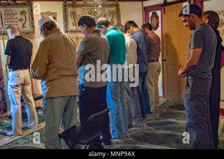 Keene, New Hampshire, USA. 18 mai, 2018. Fidèles prier vendredi pendant la Jumu'ah, ou la prière du vendredi, à la mosquée al-Latiff et Interfaith Community Centre de Keene. C'était la première Jumu'ah au Centre pendant le mois du Ramadan musulman actuel. Crédit : Michael Plotczyk/Alamy Live News Banque D'Images