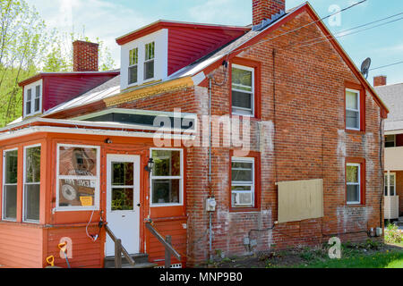 Keene, New Hampshire, USA. 18 mai, 2018. L'immeuble à 659 Marlborough Road (Route 101) à Keene qui abrite la mosquée al-Latiff et inter-centre communautaire. Le Centre a été fondé par William Coley en décembre 2017 et a tenu sa première Jumu'ah, ou service de prière du vendredi de l'actuel mois de Ramadan, le vendredi. Crédit : Michael Plotczyk/Alamy Live News Banque D'Images