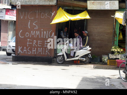 Srinagar, au Cachemire. 19 mai, 2018. .Je partage les gens les uns des autres mouvements à boucherie ,lorsque le couvre-feu comme restrictions dans certaines parties de la vallée.jrl a donné un appel à une marche à Lal Chowk, pour protester contre l'ModiÕs.visite sur PM Modi arrive au Jammu-et sur journée de visite.C'est sa deuxième visite à Leh, une ville frontière himalayenne partage avec le Pakistan et la Chine et situé à 450 km au nord de la capitale d'été stateÕs ville de Srinagar.©Sofi Suhail/Alamy Live News Banque D'Images