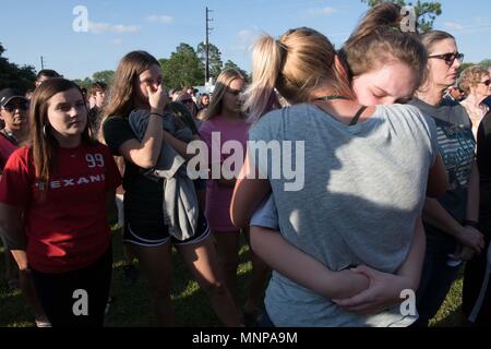 Santa Fe, New Mexico, USA. 18 mai, 2018. Les étudiants pleurent et hug à Memorial. Dix personnes ont été tuées et 10 autres blessées vendredi lorsqu'un étudiant armé d'un fusil et un revolver a ouvert le feu dans une école secondaire de l'État américain du Texas dans le dernier incident de la violence armée à l'encontre d'étudiants Crédit : Carolina Sanchez-Monge/ZUMA/Alamy Fil Live News Banque D'Images