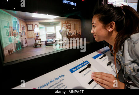 Vancouver, Canada. 18 mai, 2018. Un visiteur vérifie un écran interactif à l'occasion de sa visite à la "science derrière Pixar' exposition au Science World de Vancouver, Canada, le 18 mai 2018. L'exposition montre aux visiteurs la connaissance de la science, de la technologie, ingénierie et mathématiques qui sont utilisés dans la création de ces films d'animation populaires. Credit : Liang sen/Xinhua/Alamy Live News Banque D'Images