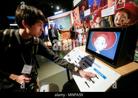 Vancouver, Canada. 18 mai, 2018. Un visiteur vérifie un affichage interactif au cours de sa visite à la "science derrière Pixar' exposition au Science World de Vancouver, Canada, le 18 mai 2018. L'exposition montre aux visiteurs la connaissance de la science, de la technologie, ingénierie et mathématiques qui sont utilisés dans la création de ces films d'animation populaires. Credit : Liang sen/Xinhua/Alamy Live News Banque D'Images