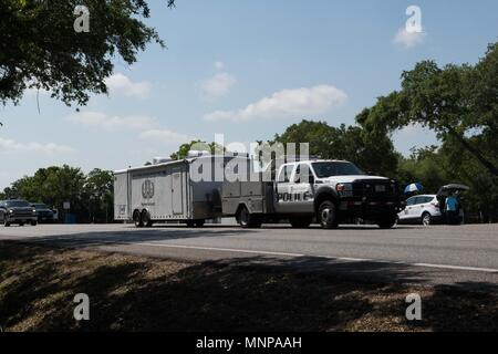 Santa Fe, New Mexico, USA. 18 mai, 2018. L'arrivée de la police enquête. Dix personnes ont été tuées et 10 autres blessées vendredi lorsqu'un étudiant armé d'un fusil et un revolver a ouvert le feu dans une école secondaire de l'État américain du Texas dans le dernier incident de la violence armée à l'encontre d'étudiants Crédit : Carolina Sanchez-Monge/ZUMA/ZUMAPRESS.com/Alamy fil Live News Banque D'Images