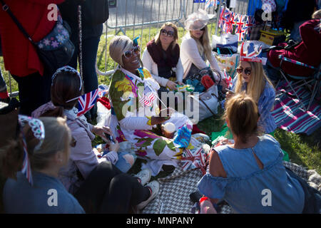 Windsor, Bershire, UK. 19 mai, 2018. Les spectateurs se préparer pour le cortège nuptial de prince Harry et Meghan Markle. Crédit : Michael Candelori/ZUMA/Alamy Fil Live News Banque D'Images