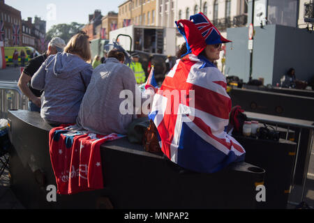 Windsor, Bershire, UK. 19 mai, 2018. Les spectateurs se préparer pour le cortège nuptial de prince Harry et Meghan Markle au centre-ville de Windsor. Crédit : Michael Candelori/ZUMA/Alamy Fil Live News Banque D'Images