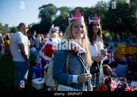 Windsor, Bershire, UK. 19 mai, 2018. Les spectateurs se préparer pour le cortège nuptial de prince Harry et Meghan Markle. Crédit : Michael Candelori/ZUMA/Alamy Fil Live News Banque D'Images