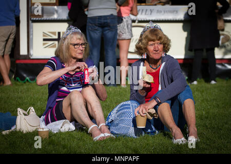 Windsor, Bershire, UK. 19 mai, 2018. Les spectateurs se préparer pour le cortège nuptial de prince Harry et Meghan Markle. Crédit : Michael Candelori/ZUMA/Alamy Fil Live News Banque D'Images